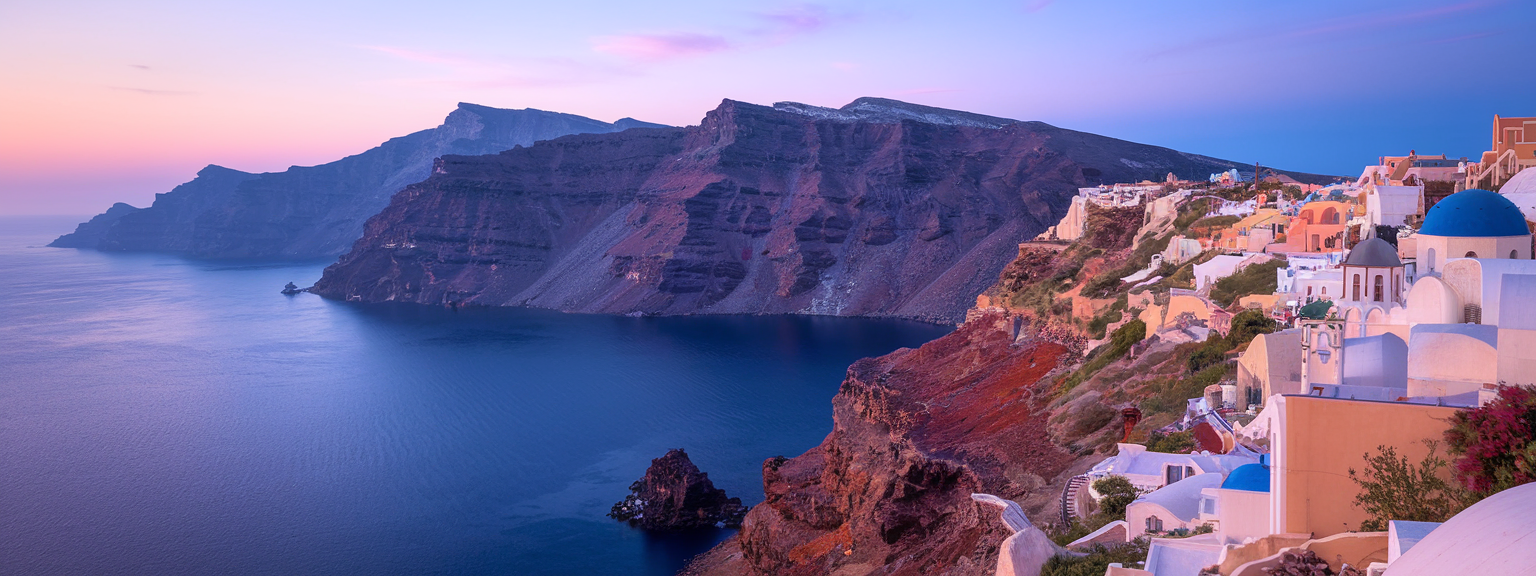 A panoramic view of Santorini’s cliffside with the ocean, illustrating how to find serenity in Santorini.